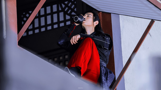 Обои картинки фото кино фильмы, the untamed, вэй, усянь, алкоголь, окно