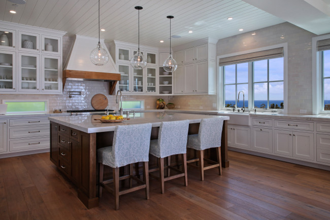 Обои картинки фото интерьер, кухня, шкафчики, люстры, стол, стулья