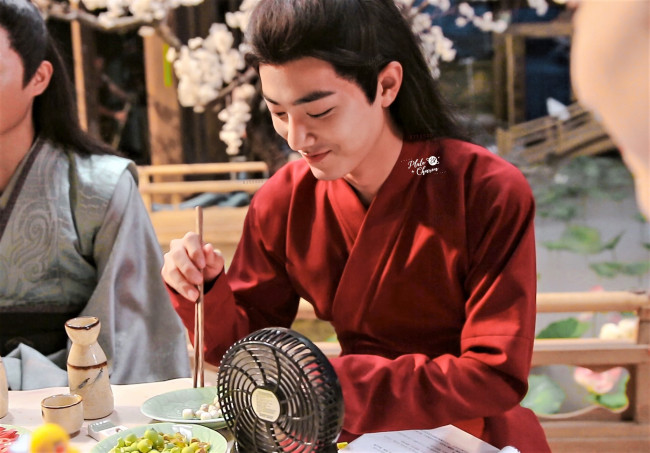 Обои картинки фото разное, знаменитости, сяо, джань, костюм, вентилятор, съемки, еда