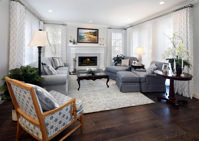 Обои картинки фото интерьер, гостиная, камин, картина, диван, кресла, свечи