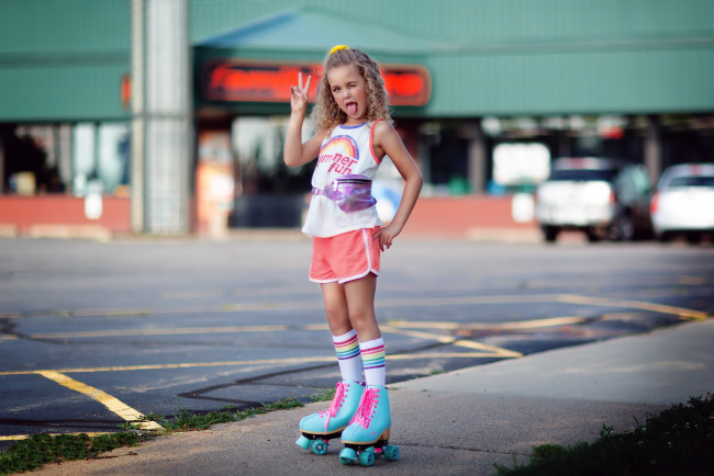 Обои картинки фото разное, дети, девочка, ролики, язык, жест