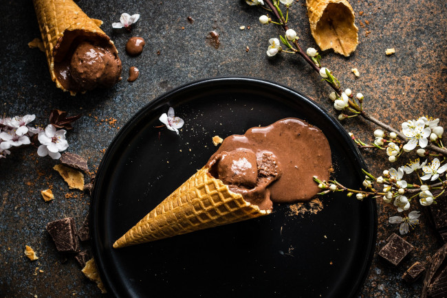 Обои картинки фото еда, мороженое,  десерты, шоколадное, вафельный, рожок