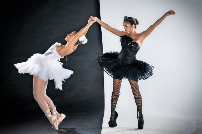 Обои картинки фото leanna decker and rebecca carter, девушки, leanna decker, балерины, черная, белая