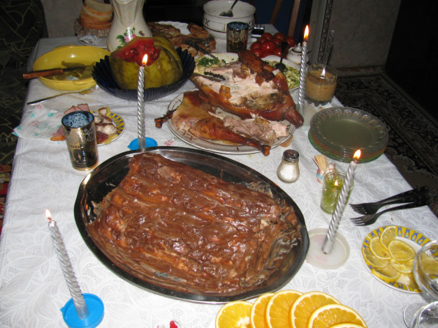 Обои картинки фото еда, сервировка, свечи, приборы, блюда