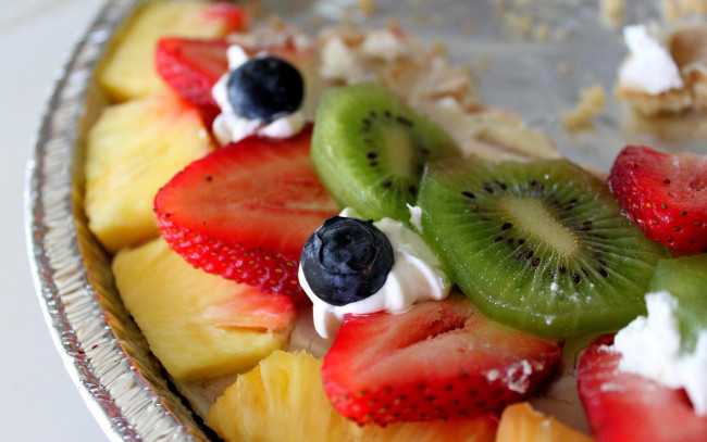 Обои картинки фото еда, мороженое, десерты, киви, ананасы, клубника, сливки