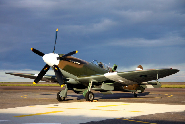 Обои картинки фото supermarine, spitfire, авиация, боевые, самолёты, история, экспонат, истребитель