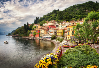 Картинка varenna +italy города -+улицы +площади +набережные здания дома город италия озеро альпы горы деревья цветы природа