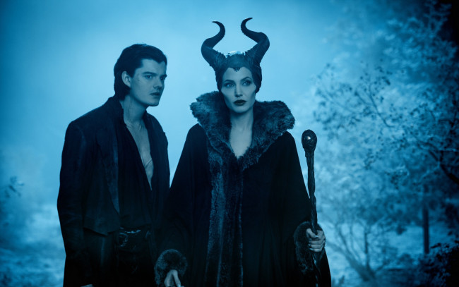 Обои картинки фото кино фильмы, maleficent, ночь, лес, фильм, посох, рога, ведьма, парень