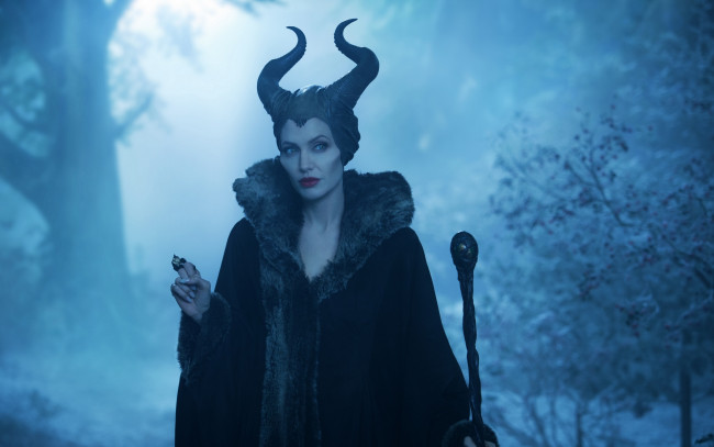 Обои картинки фото кино фильмы, maleficent, ведьма, ночь, лес, фильм, посох, рога