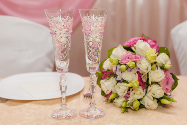 Обои картинки фото разное, посуда,  столовые приборы,  кухонная утварь, цветы, узор, бокалы, букет