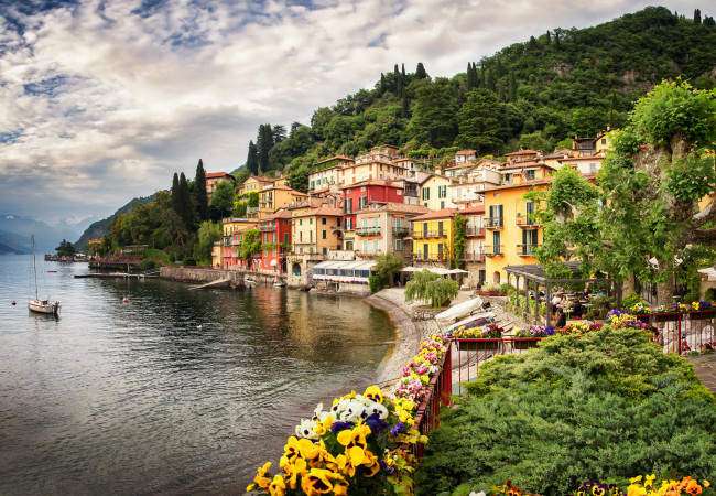 Обои картинки фото varenna,  italy, города, - улицы,  площади,  набережные, здания, дома, город, италия, озеро, альпы, горы, деревья, цветы, природа
