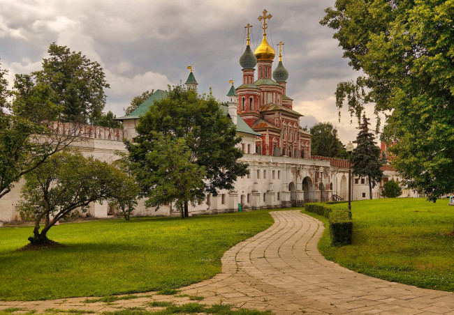 Обои картинки фото покровская церковь,  новодевичий монастырь,  москва, города, москва , россия, покровская, церковь, новодевичий, монастырь, москва