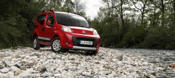 Картинка автомобили fiat qubo trekking 225 красный