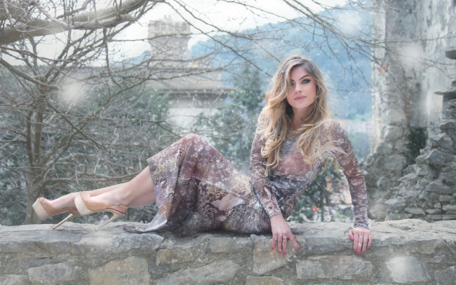 Обои картинки фото девушки, alessandro di cicco, photographer, alessandro, di, cicco, photo, девушка, блондинка, платье, замок, стена, камень