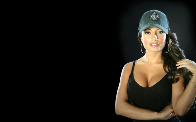 Обои картинки фото layla kayleigh, девушки, взгляд, бейсболка, кепка, черный, фон, декольте, улыбка, серьги