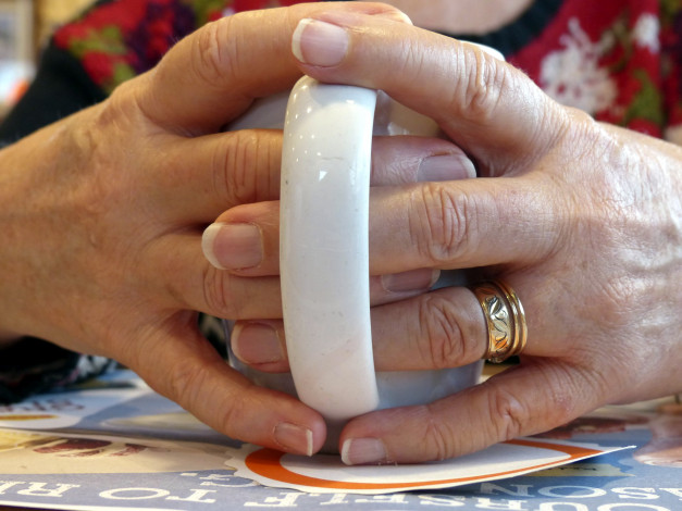 Обои картинки фото разное, руки, кольца, кружка