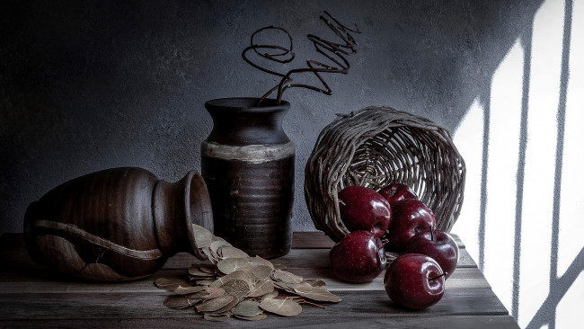 Обои картинки фото еда, Яблоки, корзинка, листья, яблоки, кувшины