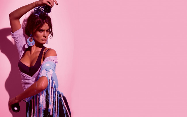 Обои картинки фото девушки, isabeli fontana, фламенко, испанка, кастаньеты, танец, модель, изабели, фонтана