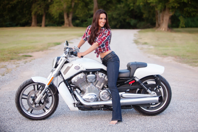 Обои картинки фото мотоциклы, мото с девушкой, harley, davidson