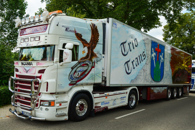 Обои картинки фото scania, автомобили, scania , выставка, улица, грузовик