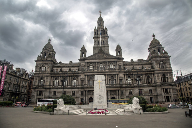 Обои картинки фото the cenotaph war memorial in front of the city chambers in george square,  glasgow,  scotland, города, - исторические,  архитектурные памятники, scotland, glasgow, the, cenotaph, war, memorial, in, front, of, city, chambers, george, square