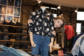 Картинка девушки mila+azul девушка фон взгляд магазин манекен