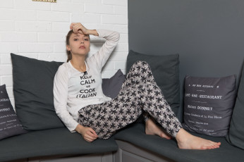 Картинка девушки mila+azul девушка диван взгляд фон