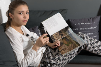 Картинка девушки mila+azul девушка фон взгляд книга