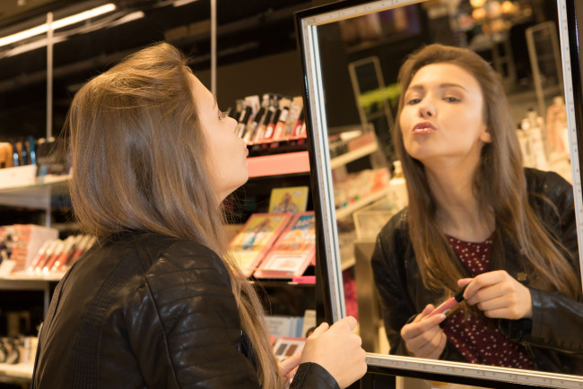 Обои картинки фото девушки, mila azul, девушка, фон, помада, зеркало