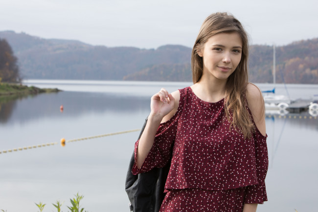 Обои картинки фото девушки, mila azul, девушка, фон, взгляд, озеро