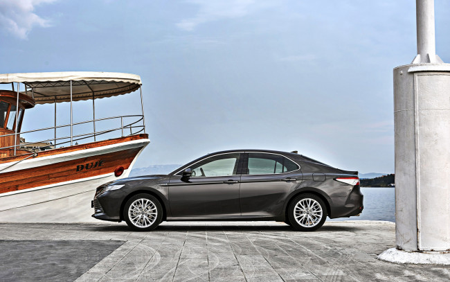 Обои картинки фото 2019 toyota camry hybrid, автомобили, toyota, побережье, причал, серый, экстерьер, hybrid, вид, сбоку, седан, японские, camry