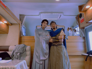 Картинка разное знаменитости актеры костюмы собака трейлер