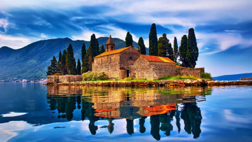 Картинка города -+здания +дома горы озеро островок