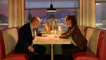 обоя кино фильмы, gunpowder milkshake, мужчина, девушка, кафе, коктейль