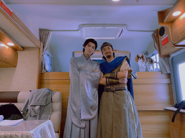 Обои картинки фото разное, знаменитости, актеры, костюмы, собака, трейлер