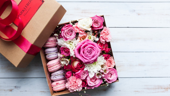 Обои картинки фото еда, макаруны, лакомство, печенье, розы
