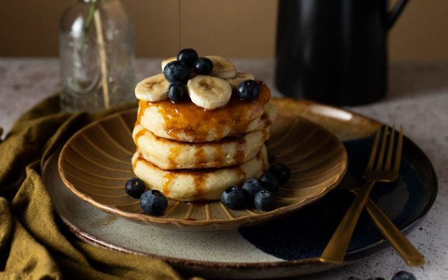 Обои картинки фото еда, блины,  оладьи, мед, оладьи, банан, черника