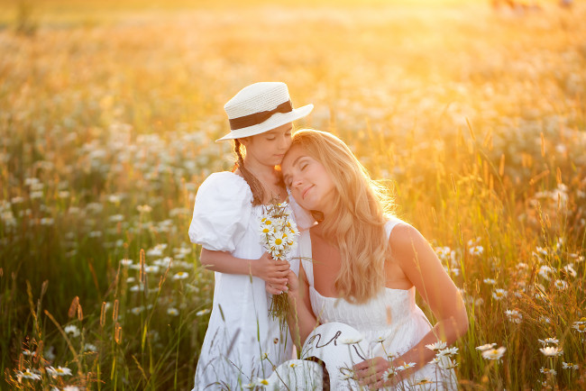 Обои картинки фото разное, люди, дочь, мать, поле, ромашки
