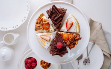 Картинка еда пирожные +кексы +печенье ягоды орехи ассорти