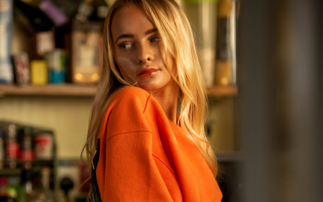 Обои картинки фото девушки, - лица,  портреты, блондинка, толстовка