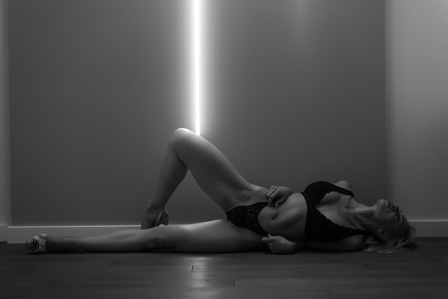 Обои картинки фото девушка - girl, девушки, - черно-белые, девушка, женщина, блондинка, светловолосая, сексуальная, модель, звезда, позирует, разная, обувь, верхняя, стильная, одежда, нижнее, эротическое, бельё, трусы, лифчик, колготки, чулки, аксессуары, макияж, и, множество, элементов, на, фотографии