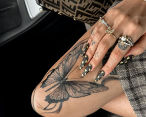 обоя красота, разное, руки,  ноги, девушка, рука, маникюр, тату, на, ноге, татуировка, бабочки, кольца, пальцах