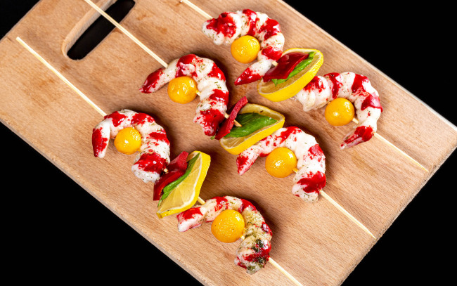 Обои картинки фото еда, рыбные блюда,  с морепродуктами, шпажки, креветки, лимон