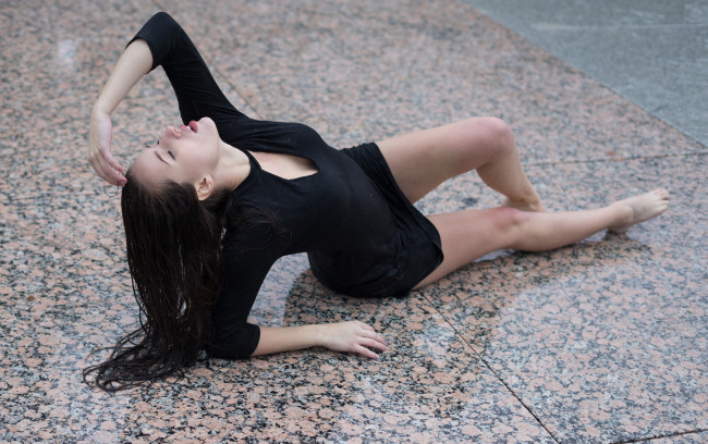 Обои картинки фото сексуальная девушка, девушки, - брюнетки,  шатенки, девушка, женщина, брюнетка, темноволосая, сексуальная, модель, звезда, позирует, разная, обувь, верхняя, стильная, одежда, нижнее, эротическое, бельё, трусы, лифчик, колготки, чулки, аксессуары, макияж, и, множество, элементов, на, фотографии