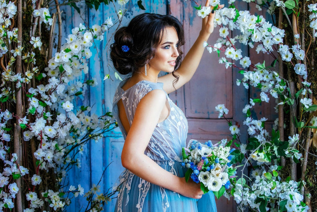 Обои картинки фото девушки, - брюнетки,  шатенки, брюнетка, платье, цветы, дверь