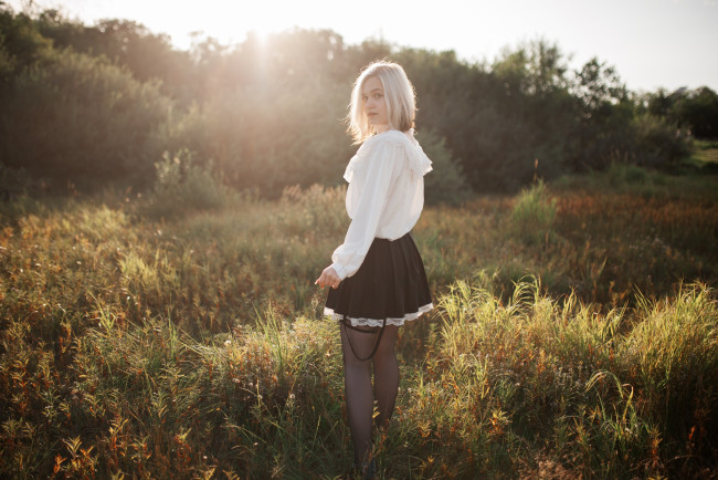 Обои картинки фото сексуальная девушка, девушки, - блондинки,  светловолосые, девушка, женщина, блондинка, светловолосая, сексуальная, модель, звезда, позирует, разная, обувь, верхняя, стильная, одежда, нижнее, эротическое, бельё, трусы, лифчик, колготки, чулки, аксессуары, макияж, и, множество, элементов, на, фотографии