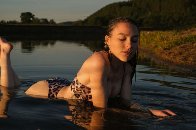 Обои картинки фото сексуальная девушка, девушки, - брюнетки,  шатенки, девушка, женщина, брюнетка, темноволосая, сексуальная, модель, звезда, позирует, разная, обувь, верхняя, стильная, одежда, нижнее, эротическое, бельё, трусы, лифчик, колготки, чулки, аксессуары, макияж, и, множество, элементов, на, фотографии