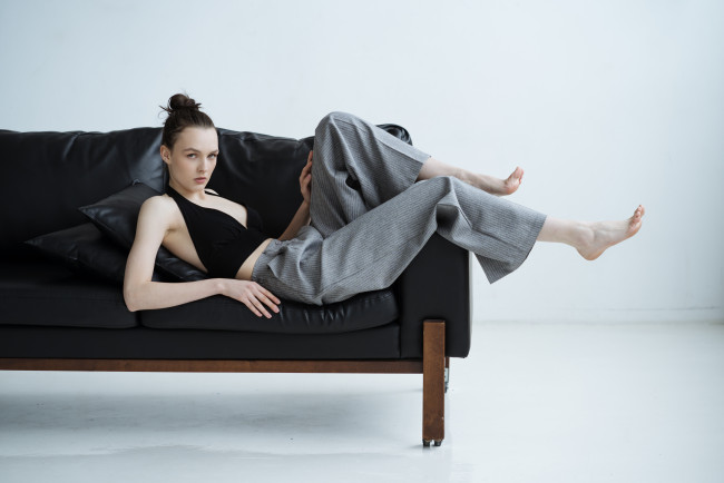 Обои картинки фото сексуальная девушка, девушки, - брюнетки,  шатенки, девушка, женщина, брюнетка, темноволосая, сексуальная, модель, звезда, позирует, разная, обувь, верхняя, стильная, одежда, нижнее, эротическое, бельё, трусы, лифчик, колготки, чулки, аксессуары, макияж, и, множество, элементов, на, фотографии