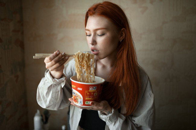 Обои картинки фото сексуальная девушка, девушки, - рыжеволосые и разноцветные, девушка, женщина, рыжая, светлая, тёмная, сексуальная, модель, звезда, позирует, разная, обувь, верхняя, стильная, одежда, нижнее, эротическое, бельё, трусы, лифчик, колготки, чулки, аксессуары, макияж, и, множество, элементов, на, фотографии