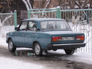 Картинка автомобили выставки уличные фото